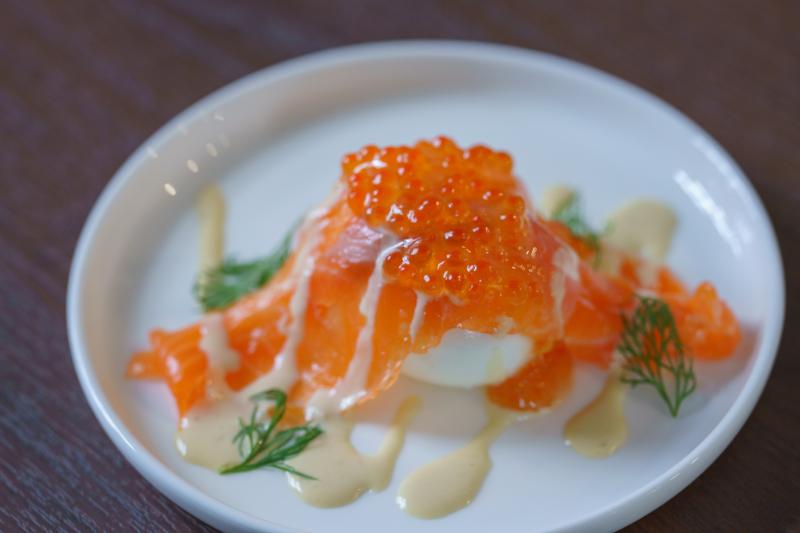 とろける富士山サーモンマリネとイクラのウフマヨ