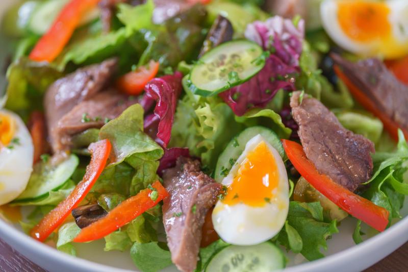 マグロほほ肉のニース風サラダ