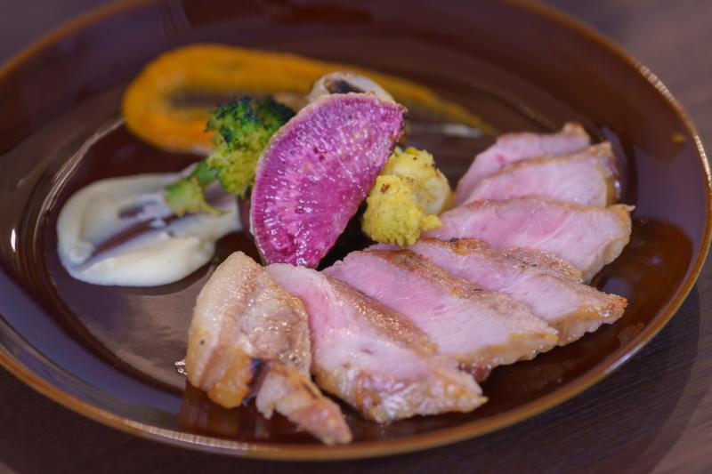 香ばしさ溢れる神威四元豚の炭火グリル