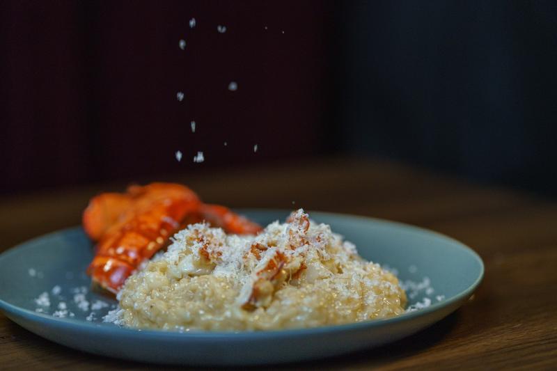 オマール海老の濃厚ビスクソースをまとったクリーミーリゾット